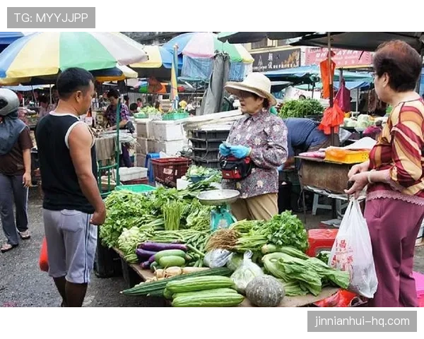 刷到李梓嘉逛菜市场的那张照——他的包比我房租还贵